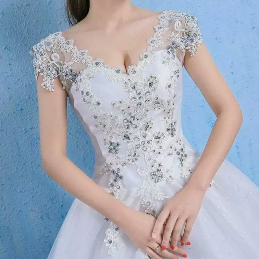 Luxury Wedding Dress Elegant Lace Appliques V-neck