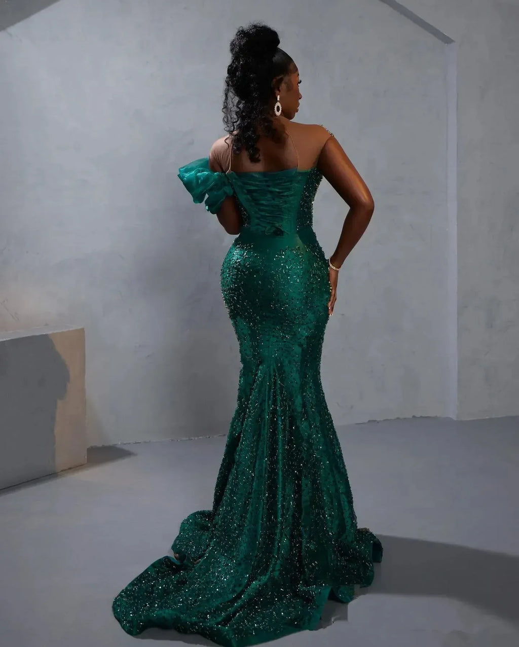 Betlement Sparkling Green Mermaid Ball Dress V Neck Backless Sexy Crystal Bead Dress