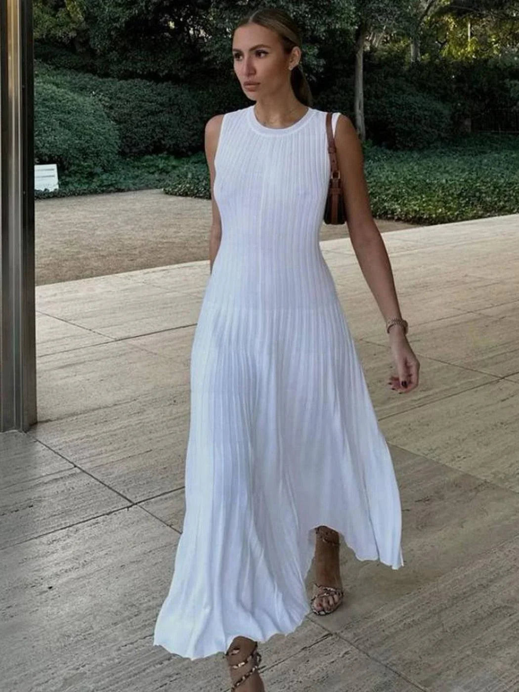 Nia Sleeveless Pleat Round Neck A-line Pit Strip Slim Long Dress - Vestir en Moda