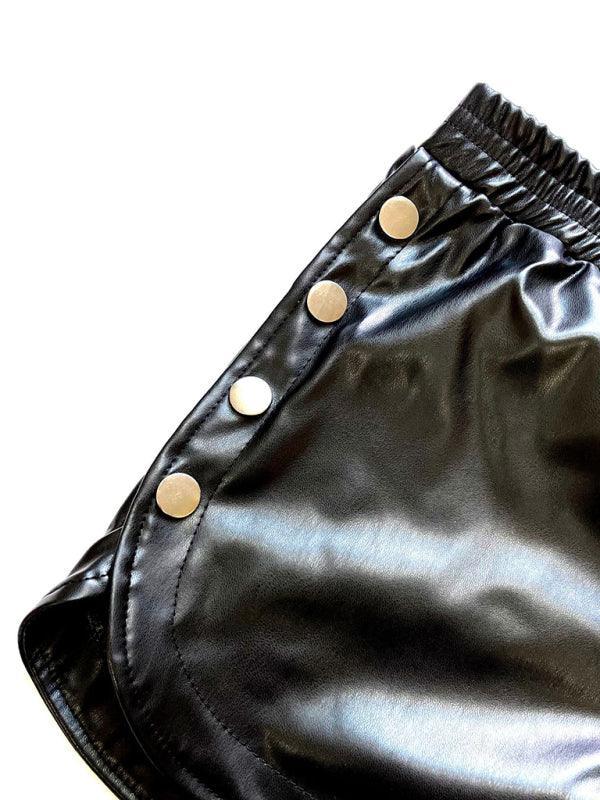 Raya Side Button PU Leather High Waist Solid Color Slit Shorts - Vestir en Moda