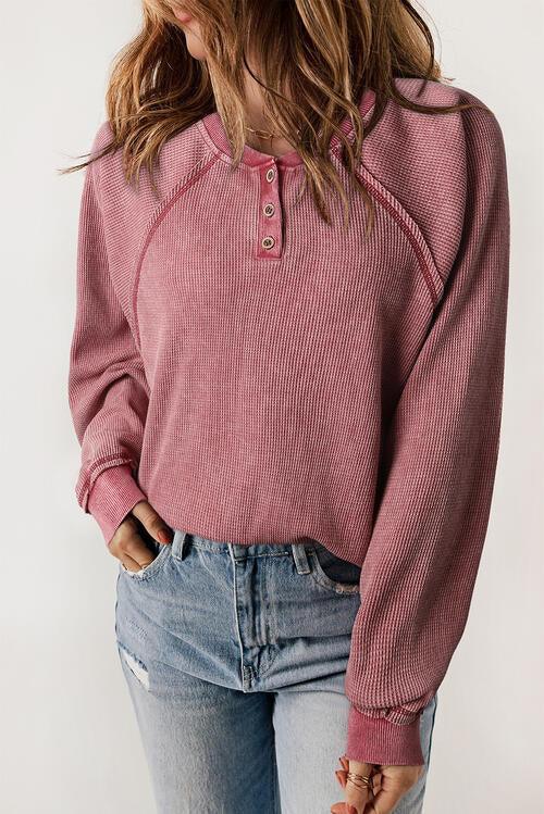 Jenny Waffle Knit Raglan Sleeve Henley Sweater - Vestir en Moda