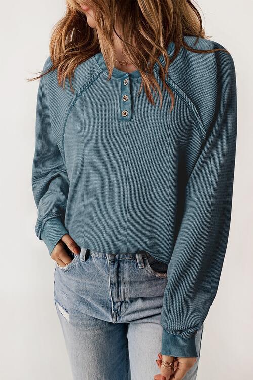 Jenny Waffle Knit Raglan Sleeve Henley Sweater - Vestir en Moda
