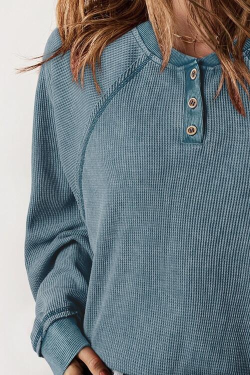 Jenny Waffle Knit Raglan Sleeve Henley Sweater - Vestir en Moda